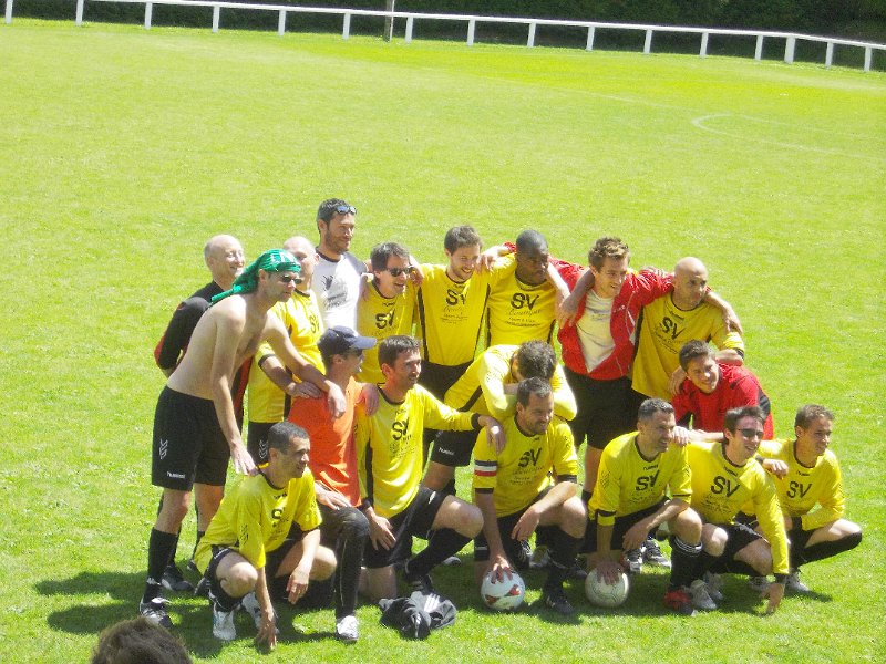 Imgp0457.jpg - Bob gate-crashes the Grenoble team photo