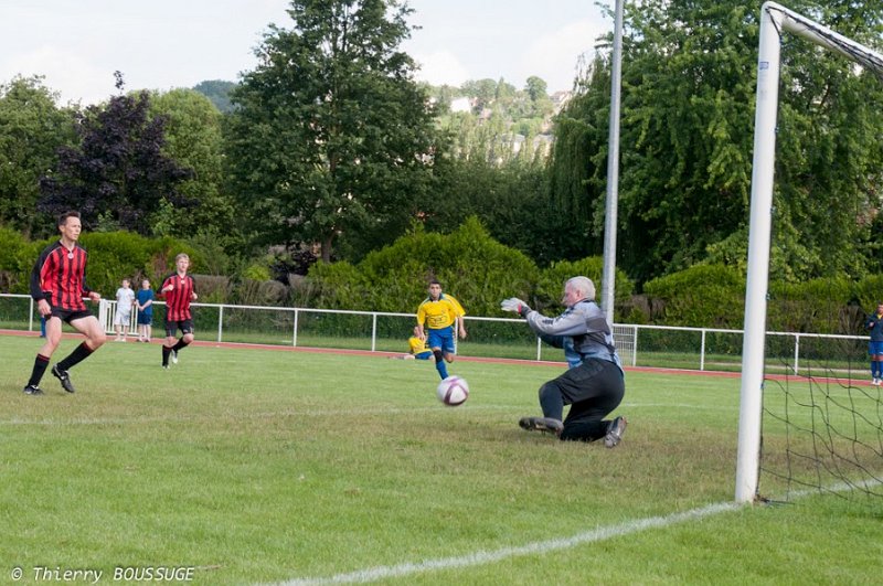 TB_2012_06_17_DSC_0114_LRm.jpg - Body behind the ball