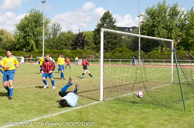 TB_2012_06_17_DSC_0157_LRmAQ.jpg - Dave's looping free kick